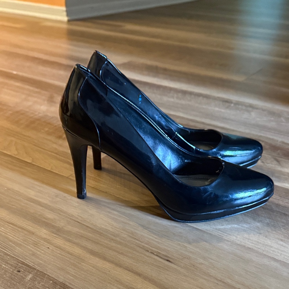 Tahari Glossy Black Heels